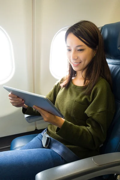 Mujer usando tableta a bordo del avión — Foto de Stock