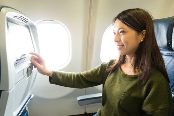 Kobieta za pomocą rozrywki wewnątrz samolotu — Zdjęcie stockowe