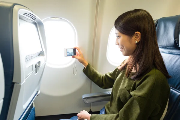 Kobieta przy Fotografia wewnątrz samolotu — Zdjęcie stockowe