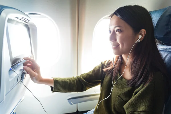 Mulher assistindo filme no avião — Fotografia de Stock