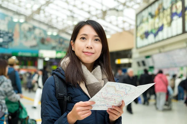 Wanita menggunakan peta di stasiun kereta api — Stok Foto