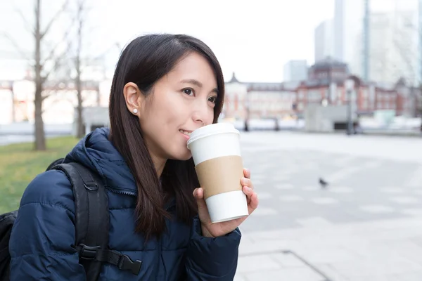 Donna che beve caffè — Foto Stock