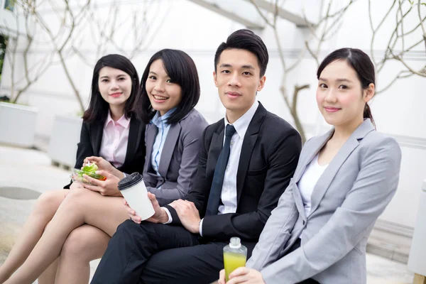 Grupo de jóvenes empresarios asiáticos — Foto de Stock