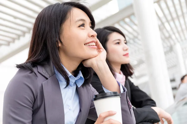 Junge asiatische Geschäftsfrauen im Business-Anzug — Stockfoto
