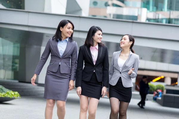 Jovens empresários asiáticos em terno de negócios — Fotografia de Stock