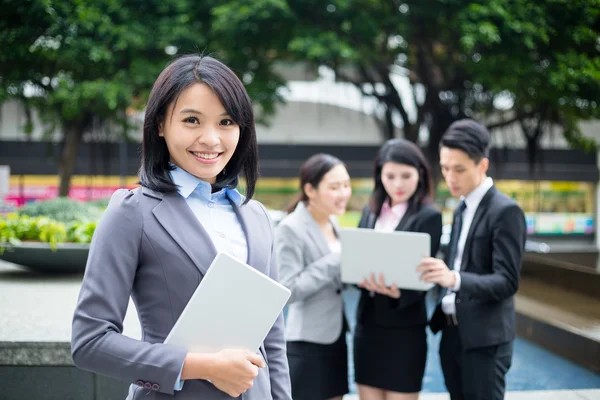 Grupo de asiáticos jovens empresários — Fotografia de Stock