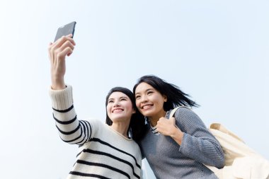 İki Asyalı kadın selfie alarak