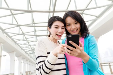 Cep telefonu birlikte açık kullanan kadın