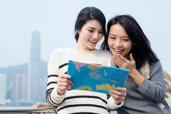 Women tourists looking for destination on map — Stock Photo, Image