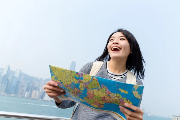 Vzrušená žena drží mapu v Hong Kongu — Stock fotografie
