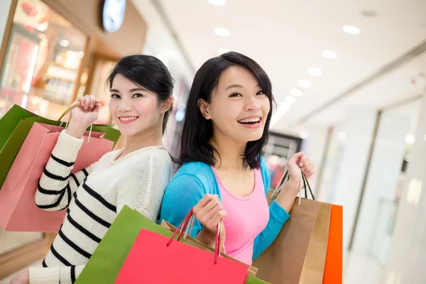 Glückliche Frau beim gemeinsamen Einkaufen — Stockfoto