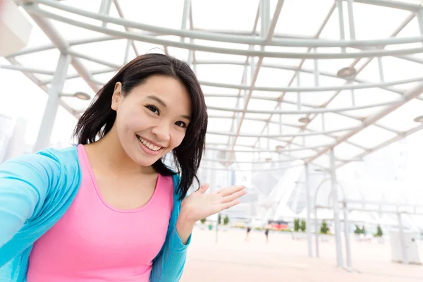 Vrouw nemen van selfie foto door de camera — Stockfoto