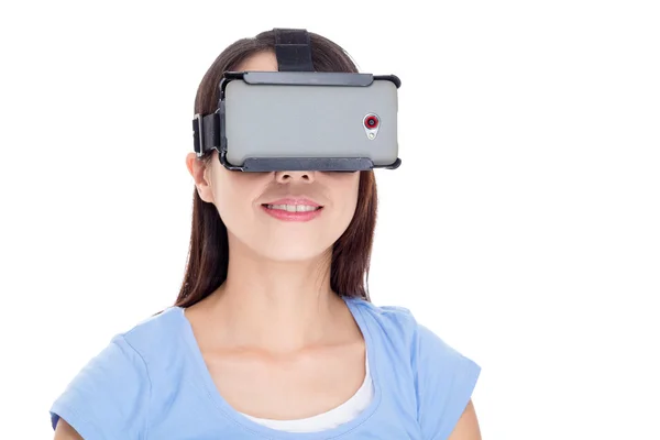 Mujer usando dispositivo de realidad visual —  Fotos de Stock