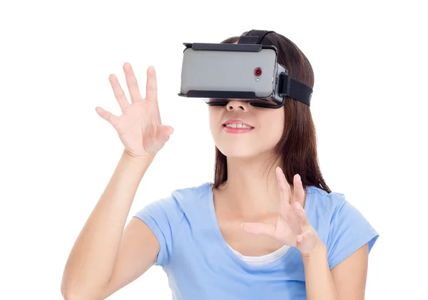Mujer usando dispositivo de realidad visual — Foto de Stock