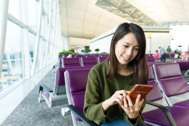 Asyalı genç kadın cep telefonu kullanarak