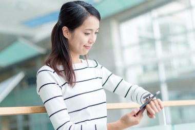 Cep telefonu ve akıllı izle kullanan kadın