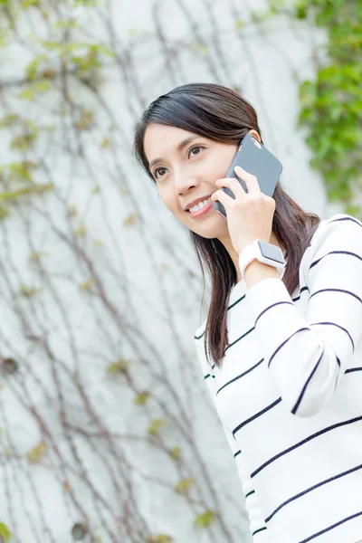 Donna che parla sul cellulare — Foto Stock