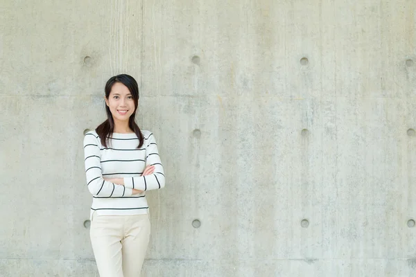 Asiatico giovane donna con braccia incrociate — Foto Stock