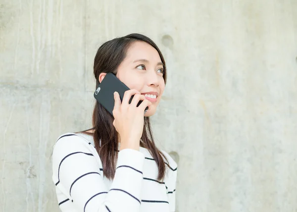 Kvinna pratar på mobiltelefon — Stockfoto