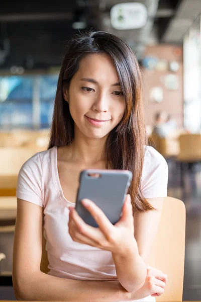 Donna che utilizza il cellulare all'interno del caffè — Foto Stock