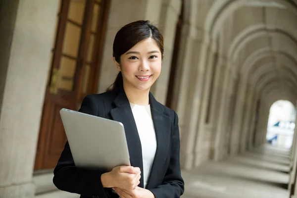 Giovane donna d'affari asiatica in abito da lavoro — Foto Stock