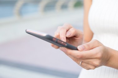 bir akıllı telefon kullanan kadın 