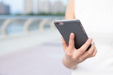 bir akıllı telefon kullanan kadın 