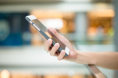 kadın holding akıllı telefon