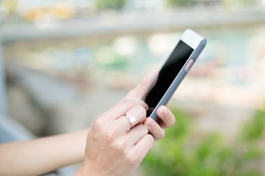 Cep telefonu kullanan kadın 