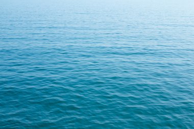Dalgalı mavi deniz yüzeyi