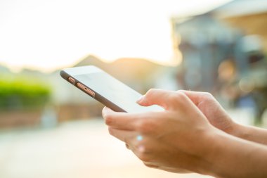 cep telefonu açık, kullanan kadın