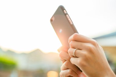 cep telefonu açık, kullanan kadın