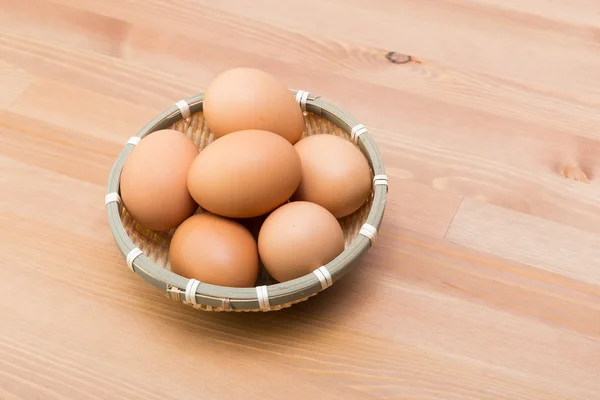 Eier im Korb auf dem Tisch — Stockfoto