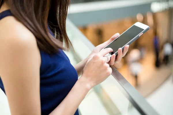 Vrouw handen met behulp van mobiele telefoon — Stockfoto