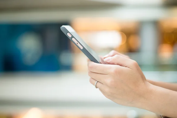 Woman using mobile phone — Stock Photo, Image