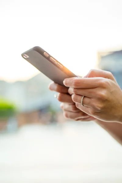 Kvinna med mobiltelefon på utomhus — Stockfoto