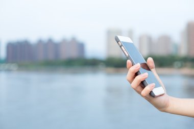 kadın holding akıllı telefon