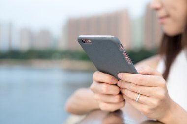 Akıllı telefon kullanan kadın