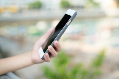 Cep telefonu kullanan kadın