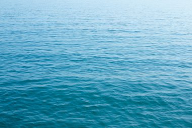 Dalgalı mavi deniz yüzeyi