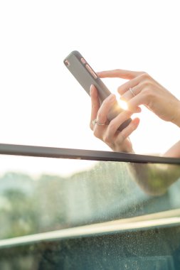 Cep telefonu kullanan kadın