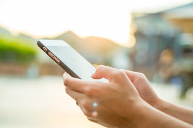 Cep telefonu kullanan kadın