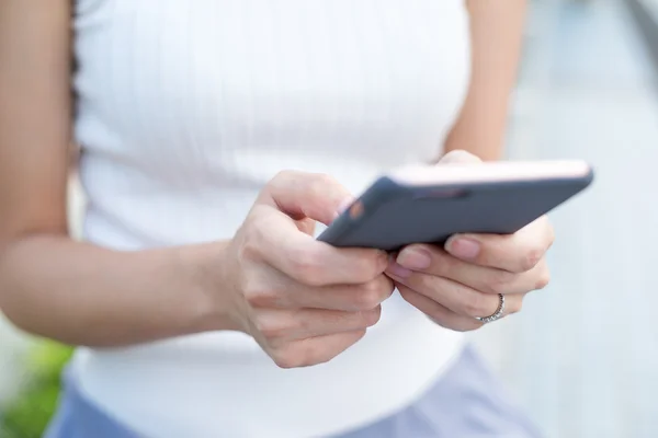 Vrouw met behulp van de mobiele telefoon voor het verzenden van sms — Stockfoto