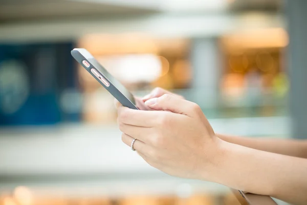 Donna che utilizza smartphone nel centro commerciale — Foto Stock