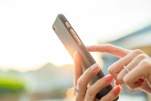 Frau benutzte Handy — Stockfoto