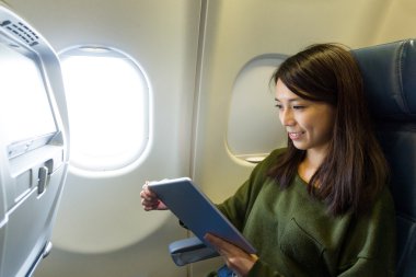 tablet pc içinde uçak kullanan kadın