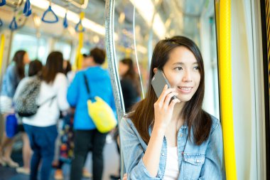 Trende cep telefonuyla konuşan kadın.