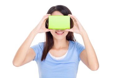 görsel gerçeklik aygıt kullanan kadın