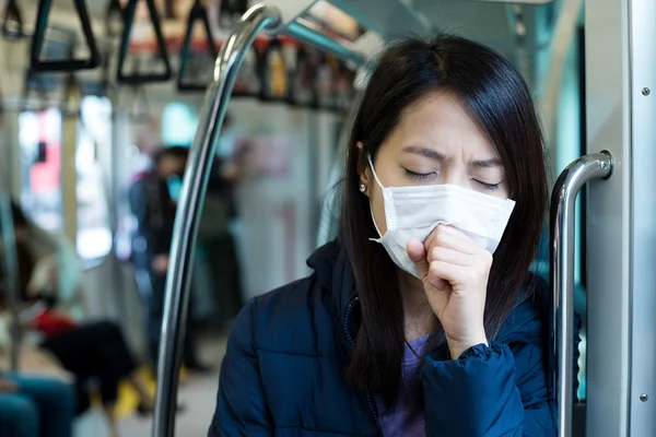 Mujer usando mascarilla en tren —  Fotos de Stock