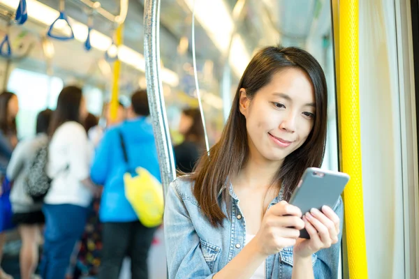 電車内の携帯電話使用の女性 — ストック写真